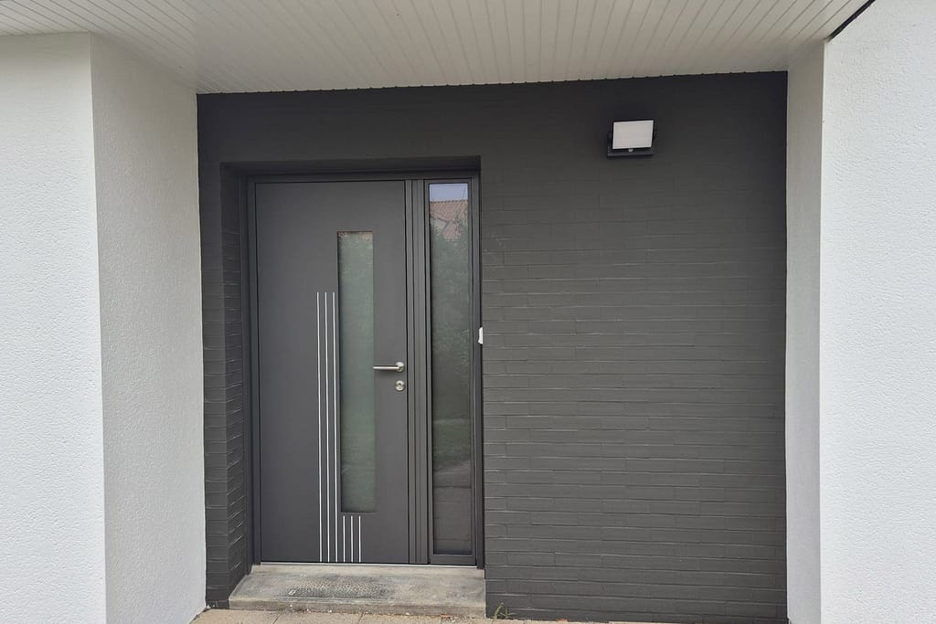 Porte d’entrée design posée dans une maison rénovée à Pornic