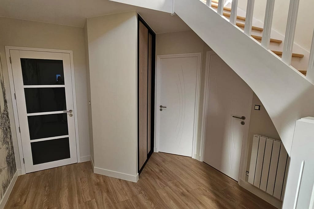 Portes intérieures modernes installées lors d’une rénovation à Pornic